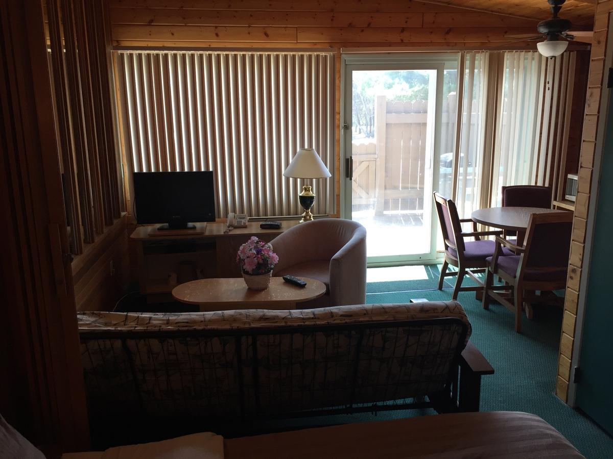 Falcon Lake Hotel Екстериор снимка