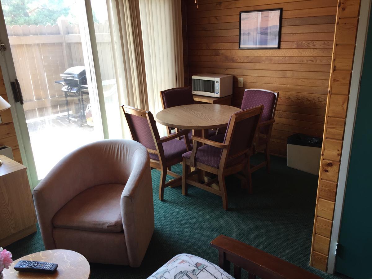Falcon Lake Hotel Екстериор снимка