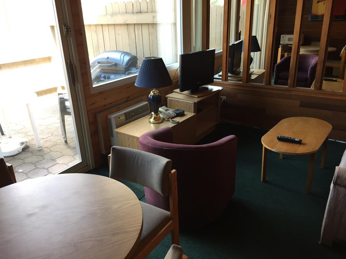 Falcon Lake Hotel Екстериор снимка