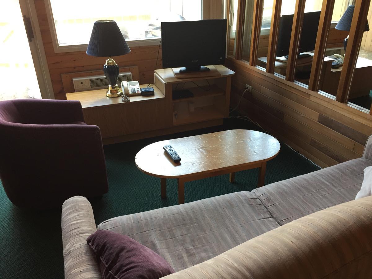 Falcon Lake Hotel Екстериор снимка