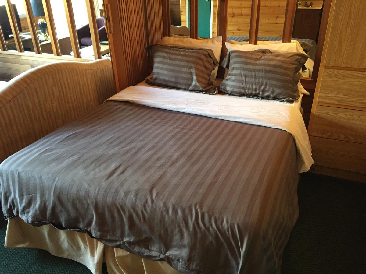 Falcon Lake Hotel Екстериор снимка