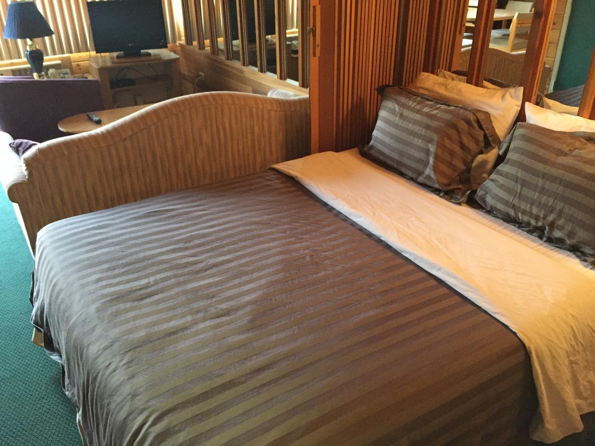 Falcon Lake Hotel Екстериор снимка