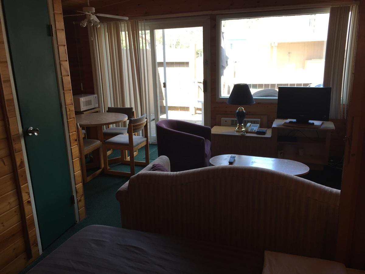 Falcon Lake Hotel Екстериор снимка