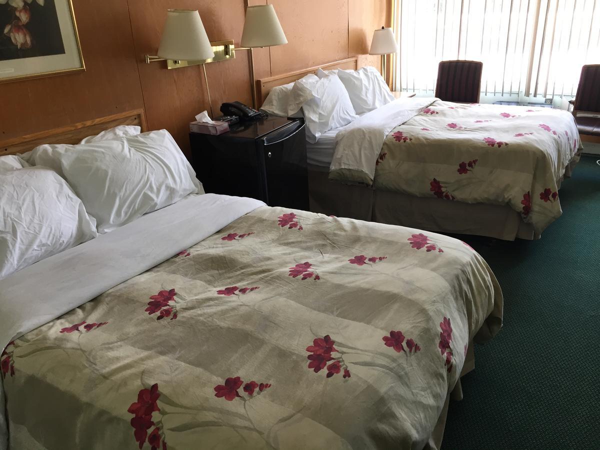 Falcon Lake Hotel Екстериор снимка