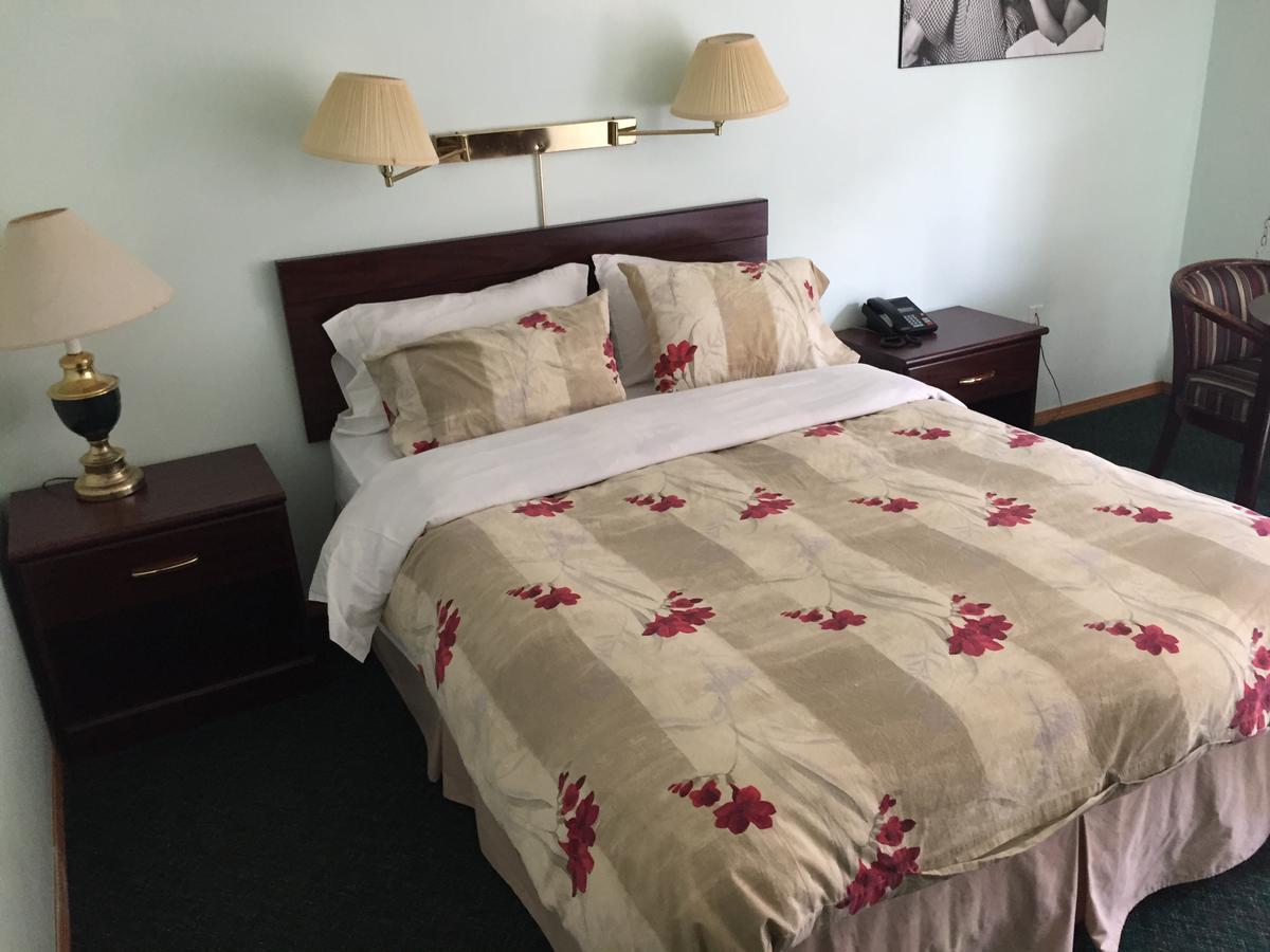 Falcon Lake Hotel Екстериор снимка