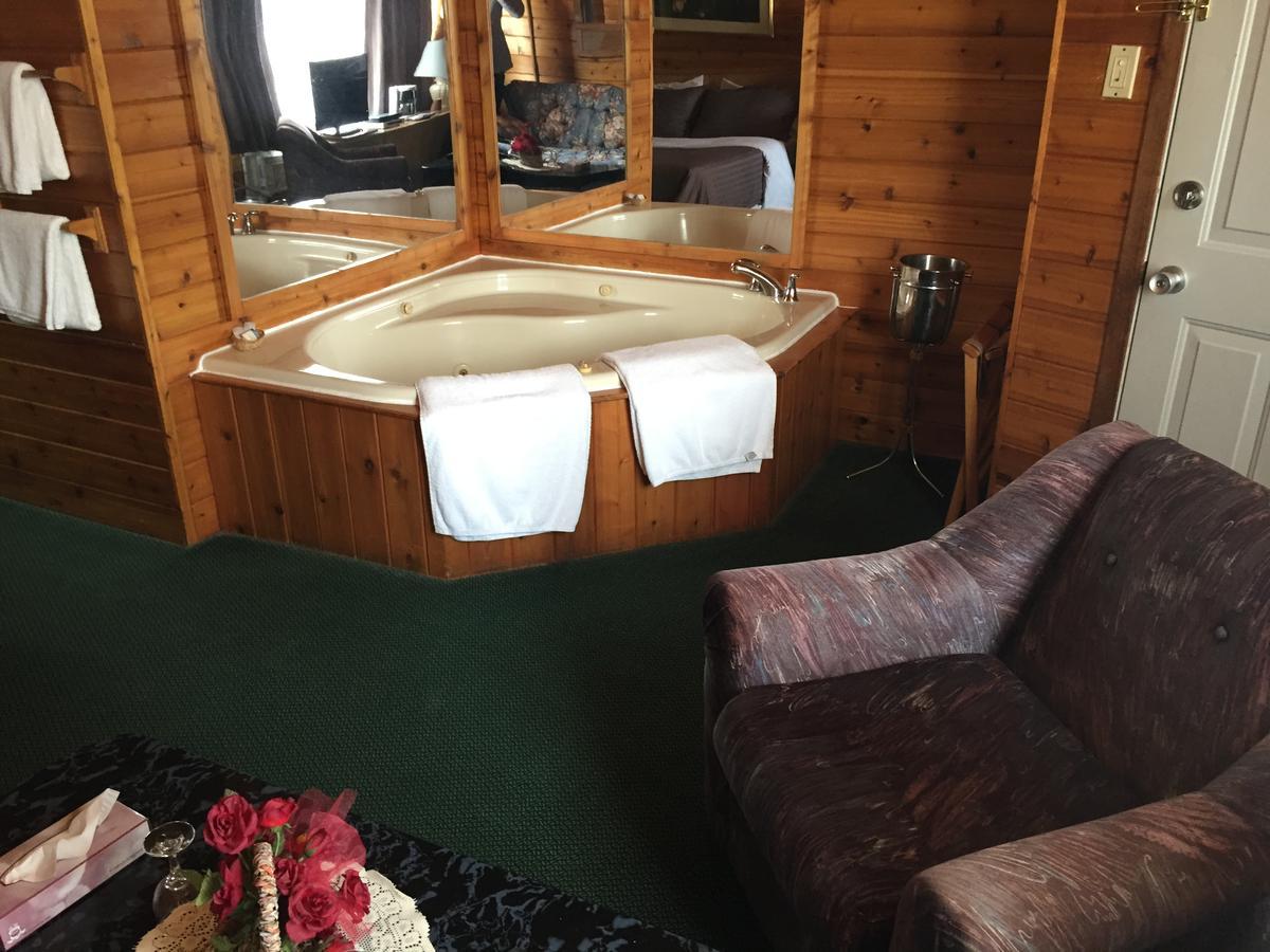 Falcon Lake Hotel Екстериор снимка