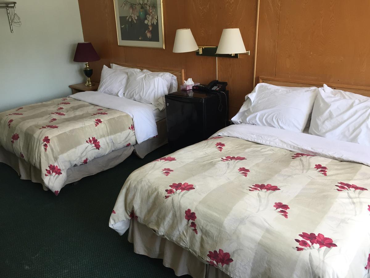Falcon Lake Hotel Екстериор снимка