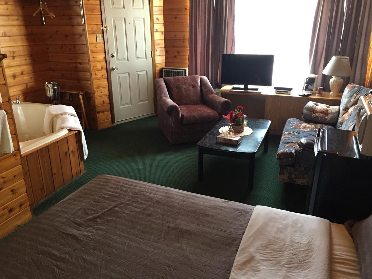 Falcon Lake Hotel Екстериор снимка