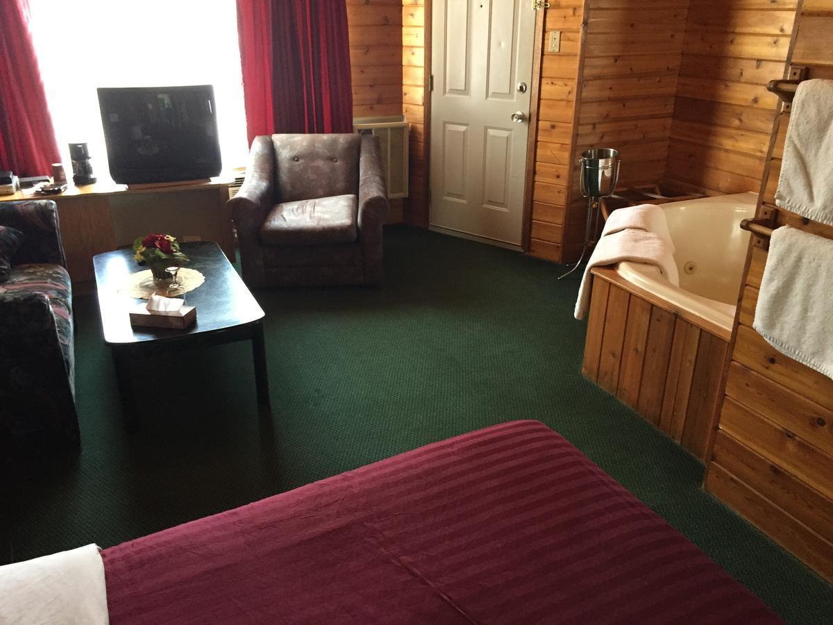 Falcon Lake Hotel Екстериор снимка