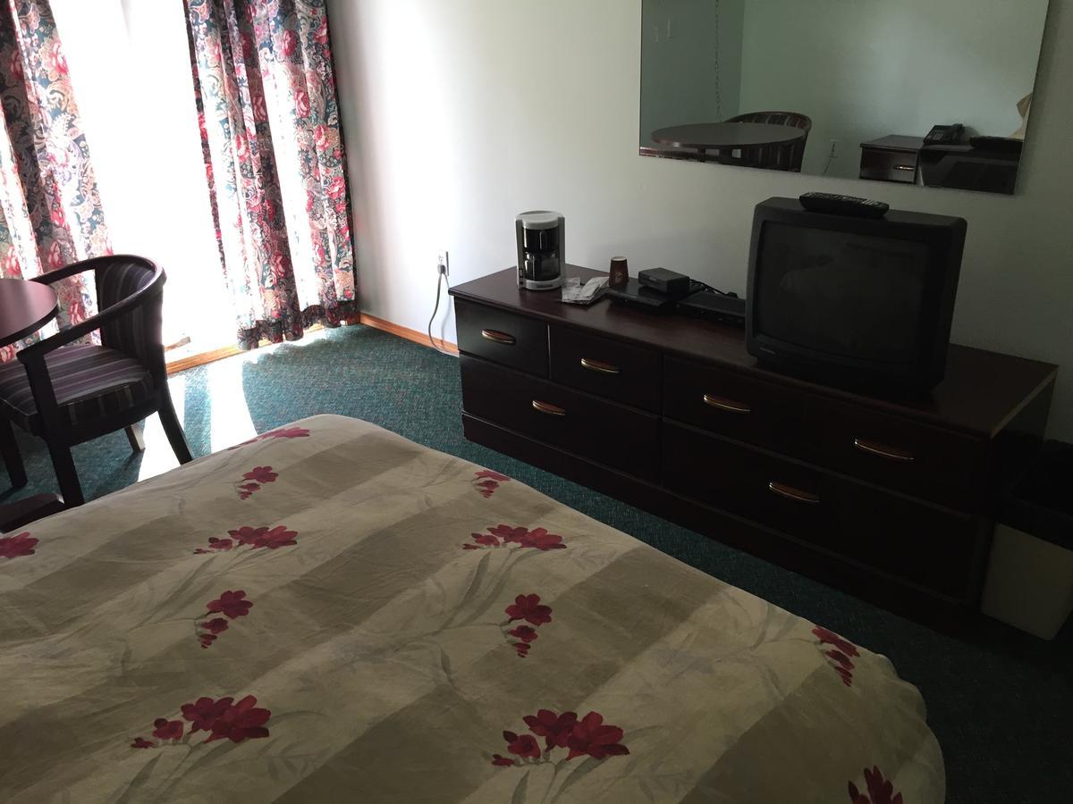 Falcon Lake Hotel Екстериор снимка
